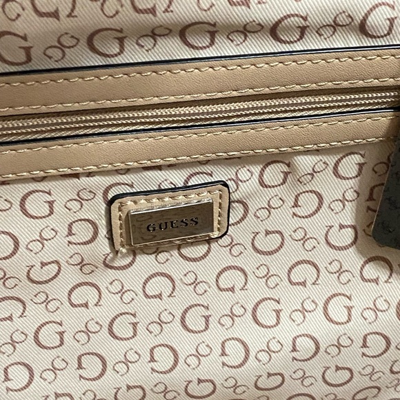 NWT Genuine Guess handbag with matching wallet and puff accessory - Picture 10 of 13